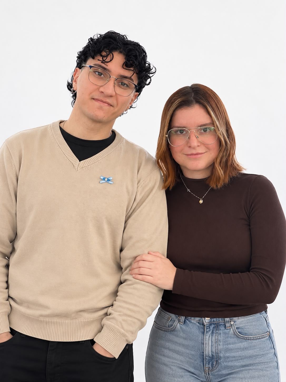 Octavio y Bianca Toledo, hermanos y fundadores de Devott, tomados del brazo sobre un fondo blanco.